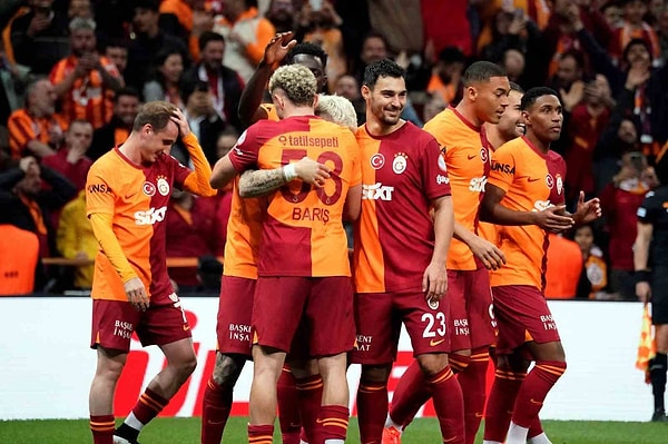 Galatasaray'dan önce rekor, 93 puanla 1988-89'da şampiyonluk yaşayan Fenerbahçe'ye aitti.