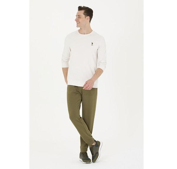 U.S. Polo Assn. markasının erkekler için tasarladığı haki renkteki örme pantolon, bu yazın en çok tercih edilecek parçalarından biri olacak
