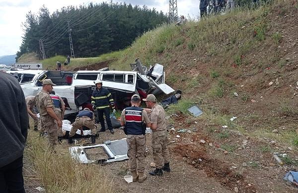 Kaza, Gaziantep’in İslahiye ilçesi çıkışında meydana geldi. Edinilen bilgilere göre, yolcu taşıyan minibüs ile tır çarpıştı.