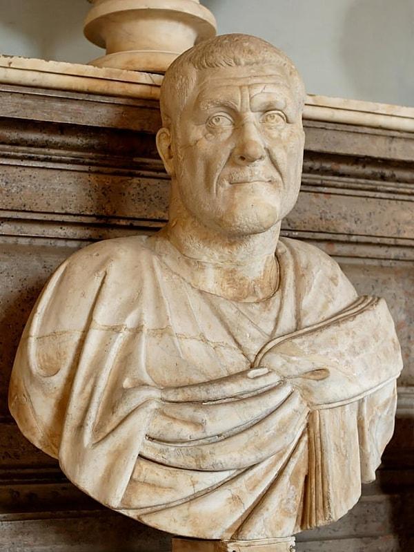6. Maximinus Thrax Mart 235 - Haziran 238 tarihleri arasında hüküm sürmüştür. Kendisi 244cm boyunda olduğu varsayılan en uzun Roma imparatorudur.