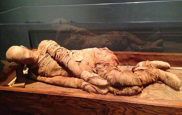 10. Atlanta'daki Emory Üniversitesi Michael C. Carlos Müzesi'nde sergilenen bir Mısır mumyası. Mumya, Mısır'ın Eski Krallık döneminde, yaklaşık M.Ö. 2300 yıllarında yaşamış bir adama ait.