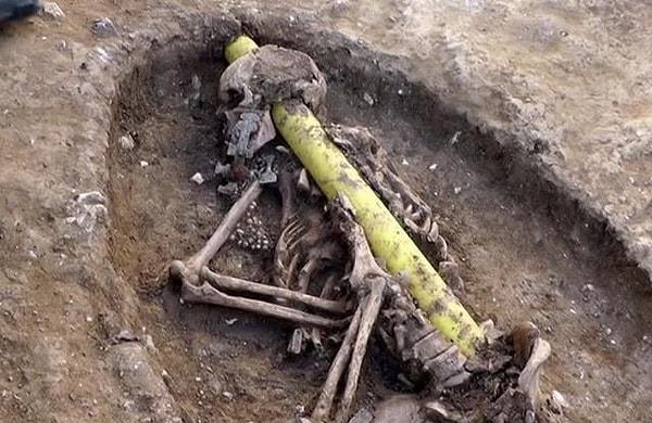 16. Bu gaz hattı Anglo Sakson bir kadının kafatasının içinden geçmiştir. 2014'te keşfedilen bu kadın, Cambridgeshire'daki Oakington köyünde bir ilkokulun oyun alanının altında MS 6. yüzyıldan kalma bir Anglo Sakson mezarlığında bulunan 100'den fazla iskeletten biriydi.