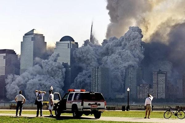 4. 11 Eylül 2001'de gerçekleşen İkiz Kuleler saldırısında Jersey City'deki şaşkın seyirciler ikinci kulenin çöküşünü izliyor.