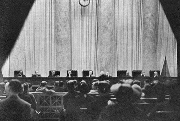 9. ABD Yüksek Mahkemesi'nin oturum halindeyken çekilmiş nadir fotoğrafından biri. Yüksek Mahkeme'de fotoğraf makinesi bulundurmak yasaktır. Bu fotoğraf, küçük bir fotoğraf makinesini çantasına gizleyen genç bir kadın tarafından çekilmiştir. (1937)
