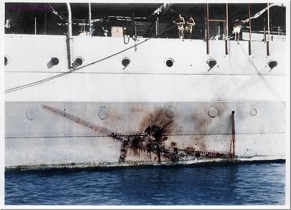 13. H.M.S. Sussex savaş gemisinin yan tarafında bir Mitsubishi kamikaze Zero uçağının kasıtlı çarpışmadan sonra bıraktığı iz. (1945)