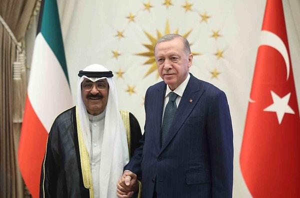Körfez İşbirliği Konseyi ile Türk Devletleri Teşkilatı arasında iş birliği geliştirmenin önemini belirten Cumhurbaşkanı Erdoğan, Kuveyt’in bu çalışmalara desteğinin önemli olduğunu, bunun yeni fırsat pencerelerinin açılmasını temin edeceğini belirtti. Cumhurbaşkanı Erdoğan, Kuveyt Emiri es-Sabah ile Devlet Nişanı Tevcih ve Anlaşmaları İmza Töreni'ne katıldı.Törende, iki ülkenin milli marşlarının okunmasının ardından Cumhurbaşkanı Erdoğan, es-Sabah'a Türkiye Cumhuriyeti Devlet Nişanı tevcih etti.