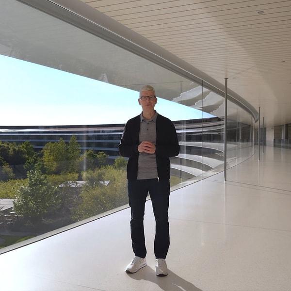 Apple'ın CEO'su Tim Cook, tanıtım etkinliğine Nike ayakkabıları ile katıldı.