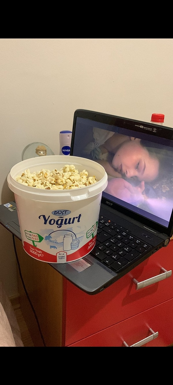 Ardından yoğurt kabına popcorn geldi.