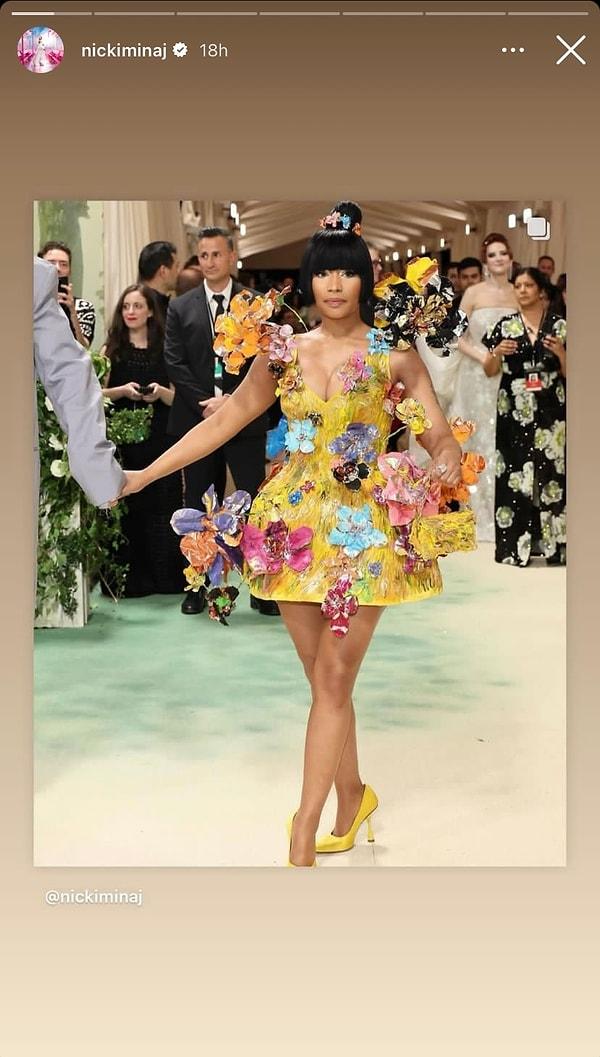 Nicki Minaj çiçekli elbisesinin detaylarıyla büyüledi.