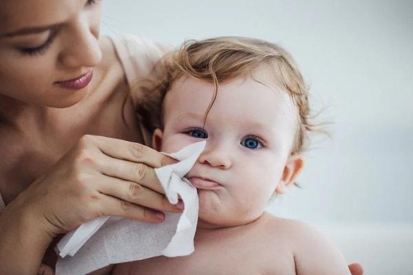 2. Temiz ve soğuk bir bezle bebeğinizin diş etlerine masaj yapabilirsiniz.