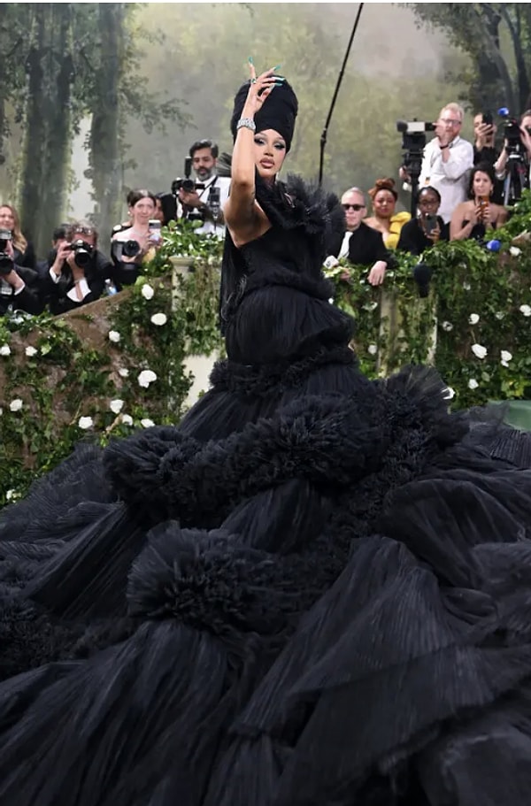 İnanılmaz derecede kabarık bir elbise tercih eden, siyahlara bürünen ve üzerine saçındaki koca aksesuarlarla görünümünü tamamlayan Cardi B, Met Gala'nın bu seneki konsepti 'Uyuyan Güzeller: Modanın Yeniden Doğuşu'nu pek takmayıp farkını ortaya koymuştu.