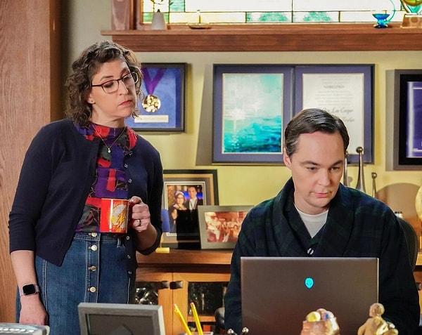 Görselde The Big Bang Theory oyuncuları Jim Parsons ve Mayim Bialik yer alıyor. Sheldon Cooper'la Amy Farrah Fowler'ı canlandıran Parsons ve Bialik, fotoğrafta The Big Bang Theory'de göründükleri hallerinden daha yaşlı.