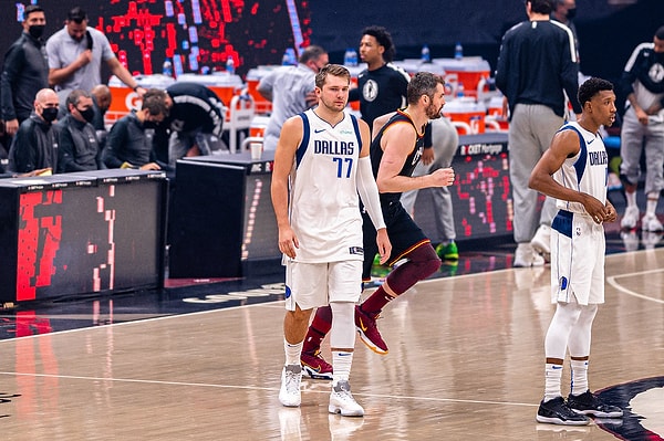 Slovenyalı NBA oyuncusu Luka Doncic NBA'de şampiyonluk mücadelesi veren Dallas Mavericks'in en güçlü silahlarından.