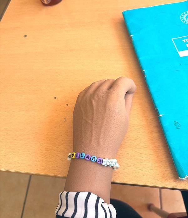 Bir öğretmen X (Twitter) kullanıcısı, yaptığı protez kolu paylaştı. Öğrencilerinin her ne kadar bu durumu 'garipseyeceğini' düşünse de öğrencilerinden biri bu protez kola bileklik bile yapmış.