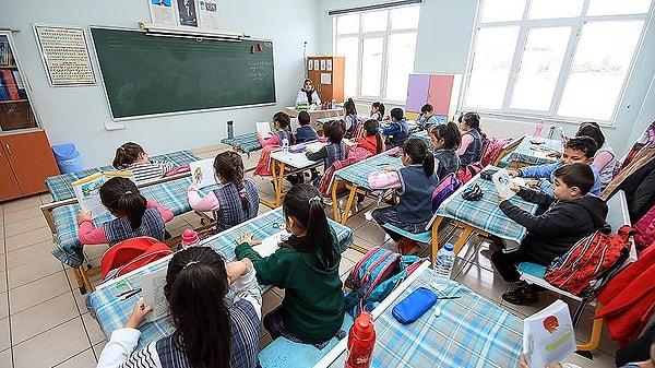 Milli Eğitim Bakanlığı yetkilileri, okulların yarın tatil olduğu iddialarına ilişkin açıklama yaptı.