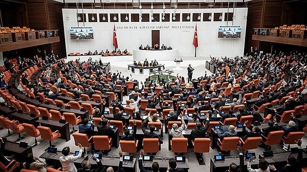 2022 yılında TBMM’den geçerek yasalaşan tasarıya göre, sosyal medya platformaları için Türkiye’de ofis açma şartı getirilmişti. Ayrıca bu mecralar, Türkiye’de yasal temsilci bulundurmak ve kazançları oranında vergi vermek zorunda.