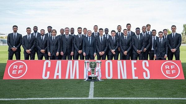 İspanya LaLiga'da 36. şampiyonluğuna ulaşan Real Madrid'de kupa sevinci yaşanıyor. Madrid ekibinin sosyal medya hesabından paylaştığı şampiyonluk pozunda milli futbolcumuz Arda Güler, Real Madrid Başkanı Florentino Perez'in hemen yanında yer aldı.
