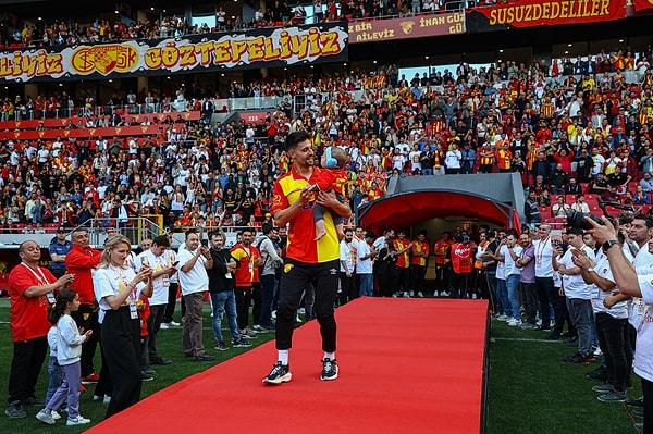 Ligi ikinci sırada bitiren ve Süper Lig bileti alan İzmir ekibi, maçın ardından düzenlenen törenle şampiyonluk kupasını aldı.