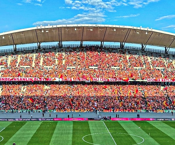 Sonucu merakla beklenen mücadele öncesinde tribündeki sarı-kırmızlı bir taraftar dikkat çekti.