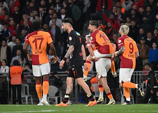 Sarı-kırmızılılar, galibiyete 90. dakikada Berkan Kutlu'nun ayağından gelen golle uzandı. Mücadele, 3-2 Galatasaray'ın üstünlüğü ile noktalandı.