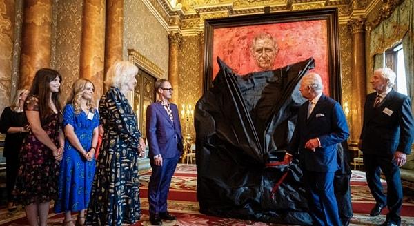 Saraydan yapılan açıklamaya göre, 1 metreyi aşan portre, İngiltere'de yaşayan sanatçı Jonathan Yeo tarafından üç yılda tamamlandı.  Saraya göre çarpıcı kırmızı bir arka plana sahip olan tabloda Charles, 1975 yılında Alay Albayı olduğu Galler Muhafızlarının üniformasını giyerken görülüyor.