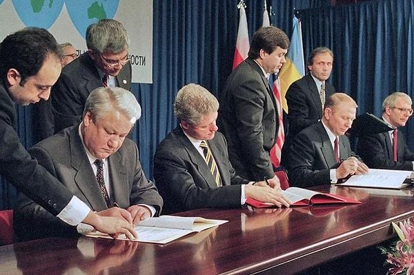 9. Ukrayna, ABD ve Rusya Devlet Başkanları, Ukrayna'nın güvenliğinin garantilenmesi karşılığında nükleer silahlarından vazgeçmesini öngören bir anlaşma imzalarken. (Budapeşte Memorandumu, 1994)