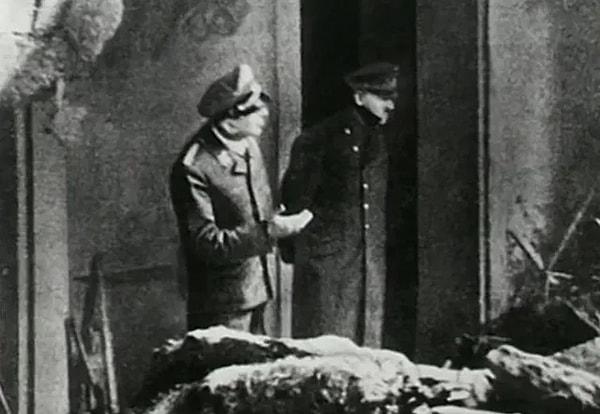 11. İddiaya göre bu fotoğraf Adolf Hitler'in 30 Nisan 1945'te intihar etmeden önceki son fotoğrafı. Fotoğrafta Hitler, yaveri Julius Schaub ile birlikte 28 Nisan 1945'te Reich Şansölyeliğinin yıkıntılarına bakarken görülüyor.