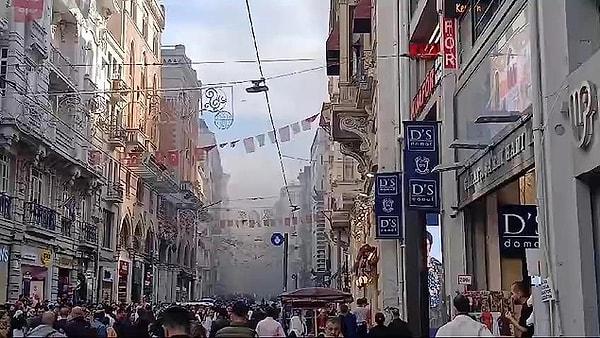 İstiklal Caddesi'nde Emir Nevruz Sokak'ta bulunan bir binanın çatı katında yangın çıktı. Bölgeye çok sayıda itfaiye ekibi sevk edildi.