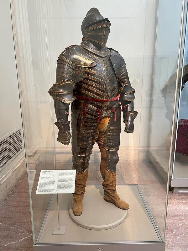 1. İngiltere Kralı 8. Henry'nin zırhı. Hayatının ilerleyen dönemlerinde gut hastalığından dolayı aşırı kilolu olduğu zamanlara aittir. (M.S 1544 civarı)