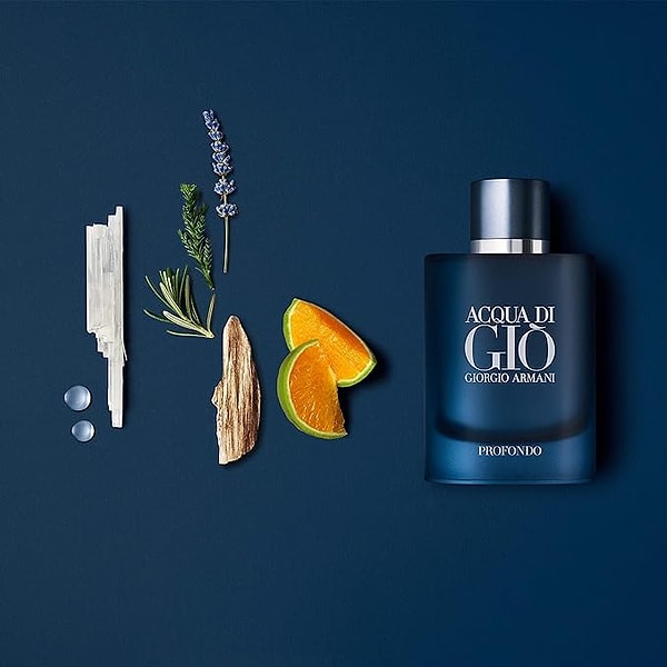 Giorgio Armani, efsanevi Acqua di Gio serisinin en yeni üyesi olan hafif ama kalıcı ve büyüleyici bir kokuya sahip olan Acqua di Giò Profondo'yu piyasaya sürdü.