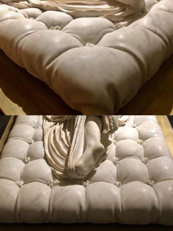 11. Bu gerçek bir yatak değildir. Bu, Gian Lorenzo Bernini tarafından "Uyuyan Hermafroditus" için yontulmuş mermer bir şiltedir.