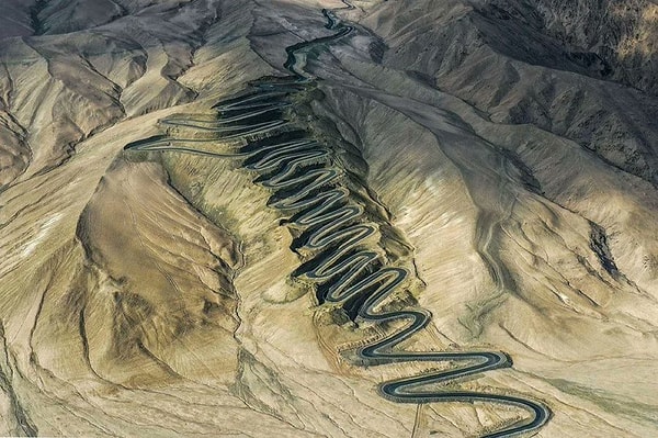 13. Çin'de bulunan ve dağların üzerinden zigzaglar çizerek inen Panlong Yolu.