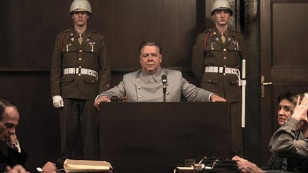 Yarbay Douglas Kelley rolüne Rami Malek hayat verirken Gladyatör'ün efsanesi Russell Crowe, filmde tutsak Nazilerden biri olan Herman Göring'i canlandırıyor.