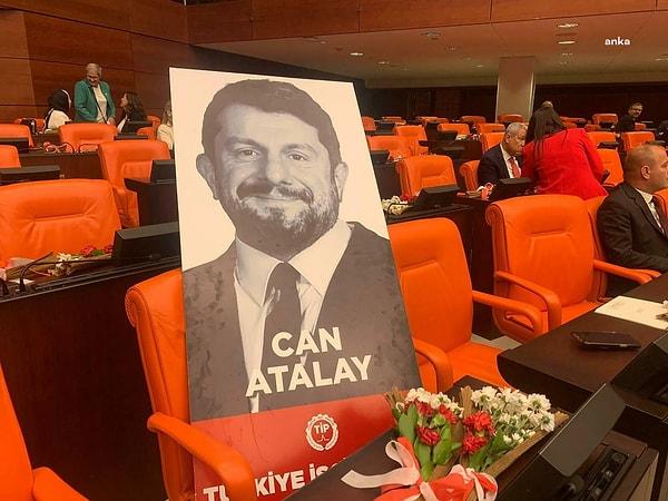 Sayın Demirtaş'ı yalnız bırakanlardan olmayacağım. Van'da, Diyarbakır'da, Muş'ta, Samsun'da, Kayseri'de ve bütün Türkiye’de seçim dönemi ve öncesinde bana olan sevgiyi ve çok daha önemlisi demokrasiye ve adalete olan özlemi, inancı görmüş biriyim. Güzel ülkemizin varlığı ve geleceği için samimi bir şekilde siyaset yapan ve çalışan herkes için sonuna kadar mücadele ettim, ederim! Bugün, Sayın Demirtaş’ın da Sayın Can Atalay'ın da ve diğer bütün siyasi tutsakların da ödedikleri bedelin kaynağı dokunulmazlıkların kalkması değil, baskıcı hükümetin karşısında, halkın yanında dik durmalarıdır!