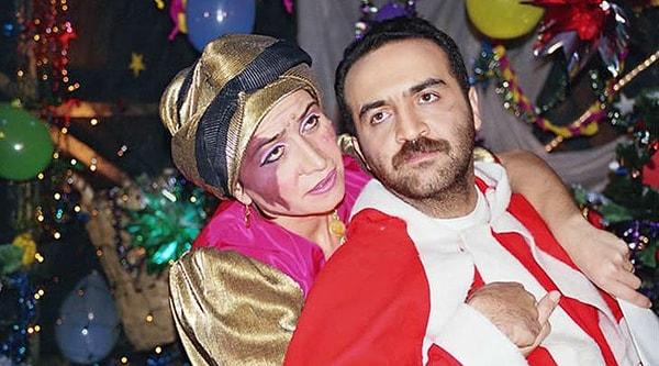 Yılmaz Erdoğan, Demet Akbağ, Zerrin Sümer gibi isimlerin rol aldığı Bir Demet Tiyatro'nun kadrosu resmen yıldızlar geçidi olurken, ünlü programda Cem Yılmaz'ın da rol aldığı ortaya çıktı.