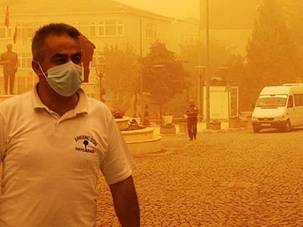 ''Pazar günü özellikle Ege, Akdeniz, İç Anadolu ve Doğu Anadolu Bölgesi'nde, pazartesi Ege, Akdeniz ve İç Anadolu Bölgesi'nde çöl tozu etkisini gösterecek. Salı günü biraz etkisini kaybedecek, çarşambadan itibaren etkisini yeniden artıracak ve perşembe günü Türkiye'nin tamamında etkili olacak. Cuma günü ise çöl tozu Türkiye'nin doğusuna doğru kaymaya başlayacak. Cumartesi ve pazar günlerinden itibaren ise toz taşınımı etkisini yitirecektir. Marmara Bölgesi ve İstanbul'da toz taşınımı öncekiler gibi etkili olmayacak.''