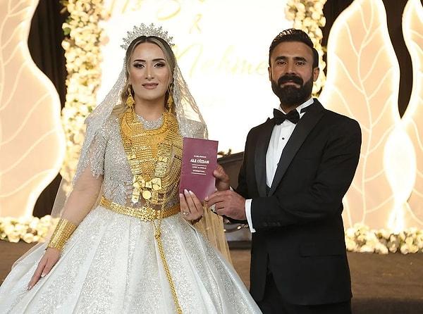 Karaköprü Belediye Başkanı Nihat Çiftçi’nin nikahlarını kıymasının ardından dans eden çiftin ve halay çekenlerin üzerine davetliler, 1 dolar ile Türk lirası banknotları saçtı.
