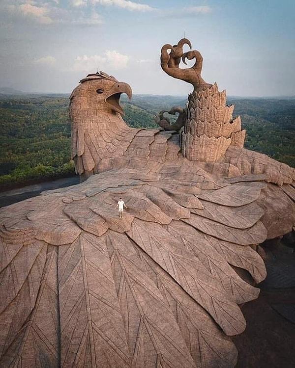 9. Dünya üzerindeki en büyük kuş heykeli. Heykeltıraş Rajiv Anchal bu akıllara durgunluk veren kartal heykelini yapmak için 10 yılını harcadı.