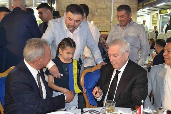 Fenerbahçe’de yapılacak seçimli olağan genel kurulda başkanlığa aday olduğunu açıklayan Aziz Yıldırım, Manisa’nın Salihli ilçesinde düğüne katıldı.