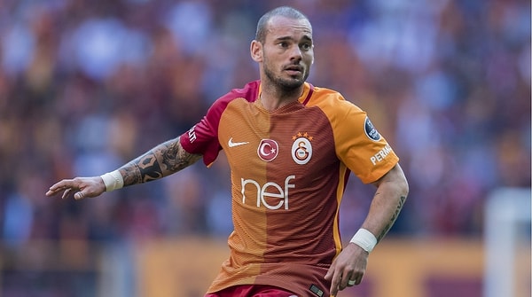 2013-2017 yılları arasında Galatasaray forması ile büyük başarılara imza atan Wesley Sneijder, 2023-2024 sezonunun kaderini belirleyecek maçı stadyumdan takip etme kararı aldı.