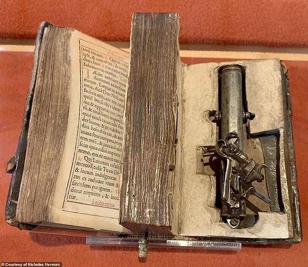 10. Venedik Dogesi Francesco Morozini (1619-1694) için yapılmış bir İncil'in içine gizlenmiş bir silah. İncilin sahibi, kitap hala kapalıyken ateş etmek için ipek kitap ayracını çekebiliyordu. Bu eser şimdi Venedik'teki Museo Correr'de sergileniyor