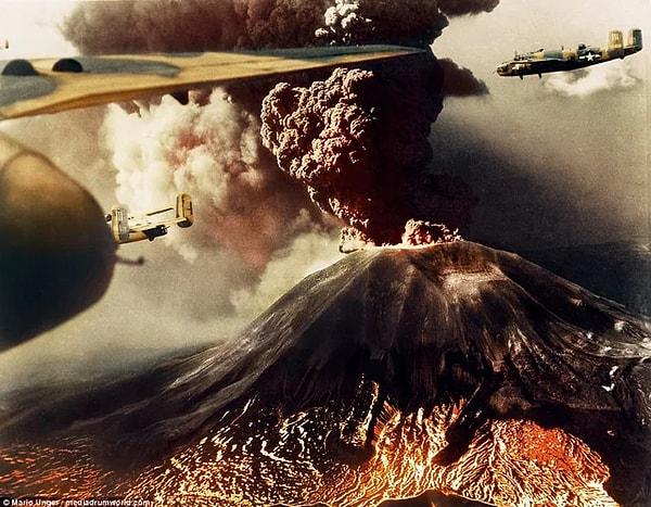 11. B-25'ler İtalya'daki Vezüv yanardağının yanından uçarken yanardağın tepesinden püsküren lav ve küller. Müttefik kuvvetler gökyüzünde üstünlük sağlamak için savaşırken Mart 1944'te San Sebastiano ve San Giorg köylerini yerle bir eden patlama 57 kişinin ölümüne yol açmıştı.