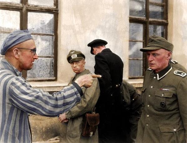 14. Buchenwald kampındaki mahkûmlara karşı özellikle acımasız davranan bir Nazi gardiyanını teşhis eden Rus bir mahkum.