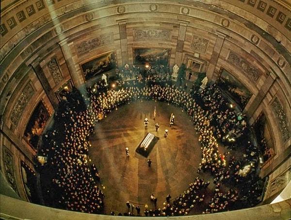 15. Amerikan başkanı JFK'nin başkentteki cenaze töreni. (Kasım 1963)