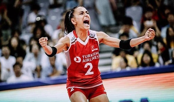 Şimdi ise başarılı voleybolcu takım arkadaşlarına başarılar dilediği bir yazı paylaştı. Ayrıca gündem konusu olduğu durum hakkında da bazı açıklamalarda bulundu.👇