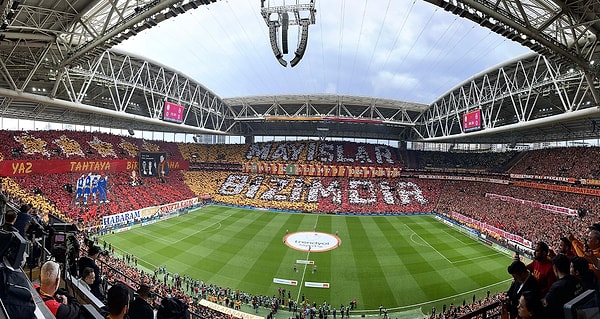 Ligin 37. haftasında lider Galatasaray, sahasında Fenerbahçe'yi konuk etti.