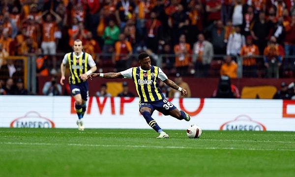 Fenerbahçe, 41'te Fred ile net bir pozisyondan yaralanamadı. Mücadelenin ilk yarısı 0-0'lık eşitlikle noktalandı.