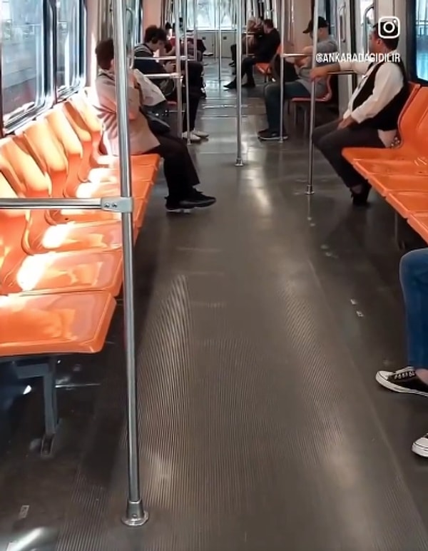 Ankara metrosunda oturarak yolculuk yaptı ve İstanbul'da bir toplu taşımada oturmanın asla mümkün olmadığını söyledi.