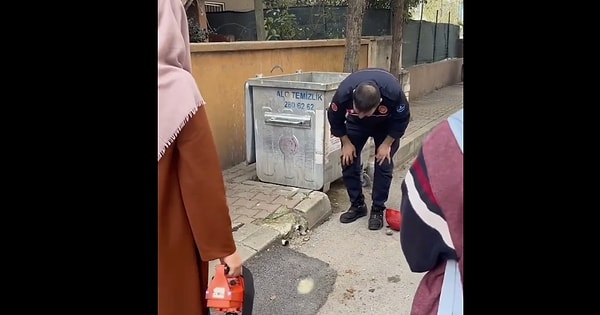 İstanbul'da bir kedi, su borusuna girdi. Çıkmayı başaramayınca da çevredekiler itfaiyeden yardım istedi.