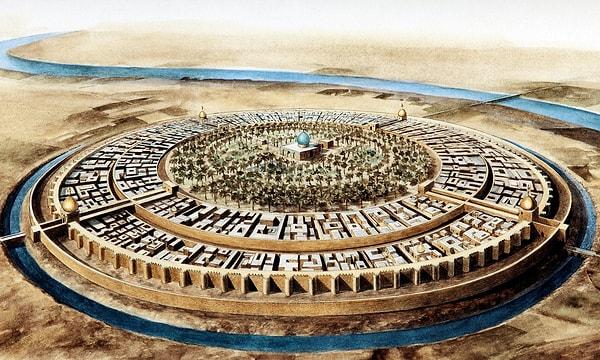 Abbasi halifelerinin ikametgahı olan Bağdat'ın yuvarlak şehri 766'dan 1258'de Moğollar tarafından yıkılana kadar İslam dünyasının fiili merkeziydi.